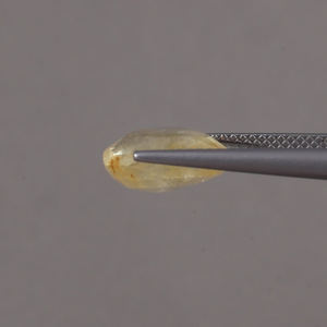 พลอยแซฟไฟร์สีเหลืองธรรมชาติทรงเหลี่ยมเจียระไน ขนาด 11 มม. เกรด AAA รับรองโดย IGI น้ำหนัก 6.85 กะรัต พร้อมเอฟเฟกต์แสงสวยงาม ผ่านการเคลือบแว็กซ์/น้ำมันอย่างดี - Product Image 2