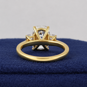 Bague de fiançailles à trois pierres en diamant de laboratoire certifié IGI, 3 carats, taille coussin et taille émeraude, provenant de mines anciennes, monture de luxe en or 14K - Product Image 4