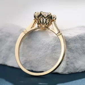 Bague de fiançailles tendance vintage Art Déco en argent sterling 925 avec sertissage filigrané et diamant zircon rond taille brillant en forme de fleur - Product Image 4