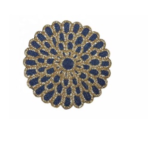 Set de table rond perlé RIANGI, design perlé, par Saro Lifestyle, modèle Shamrock Coquette Bow, pour table ou comme set de table. - Product Image 1