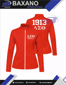 เสื้อยืดฤดูหนาวแบบซิปเต็มตัวสีแดงสำหรับสตรีไซส์ใหญ่ ลายตัวอักษรกรีก Bold 1913 ของชมรมเดลต้า ซิกมา ทีตา  แบบลำลอง - Product Image 4