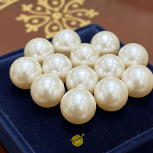 La perla blanca de mar de 14 mm exhibe una belleza natural y un brillo lujoso, lo que la convierte en un accesorio verdaderamente deslumbrante. - Product Image 4