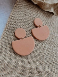 Boucles d'oreilles tendance en résine époxy pour des boucles d'oreilles personnalisées colorées et originales, idéales pour les cadeaux, la mode, la vente au détail et la vente en gros de bijoux. - Product Image 5