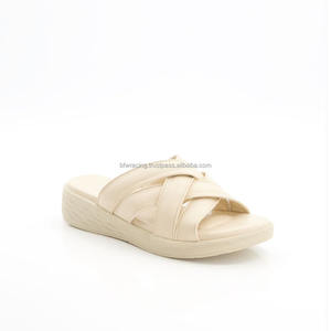 Sandale en cuir synthétique à boucle pour femmes haut de gamme meilleure qualité chaude en plein air pour pantoufles orteil-mode plate-forme à la mode pas cher Pri - Product Image 3