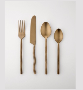 Ensemble de couverts en or mat, 4 pièces, ensemble de couverts en métal moderne avec fourchette, couteau et cuillère à manche torsadé - Product Image 1