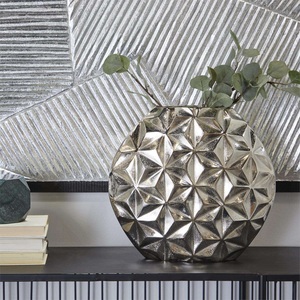 Vase en aluminium élégant et floral pour une présentation intérieure de luxe, doté d'un caractère décoratif sophistiqué et d'une beauté moderne pour la maison. - Product Image 6