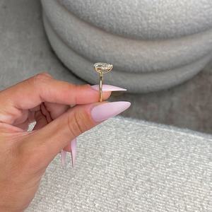 Anillo de Compromiso para Mujer, con Diamante Cultivado en Laboratorio de 2 Quilates, Corte Brillante, Chapado en Oro de 18K, Certificado, Moderno |   Joyería nupcial de lujo - Product Image 4