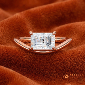 แหวนเพชรทรงเรเดียนท์เคลือบทองคำโรสโกลด์ 18K – แหวนเพชรทรงเรเดียนท์เชฟรอนรูปตัววีโรแมนติกเคลือบทองคำโรสโกลด์ - Product Image 1