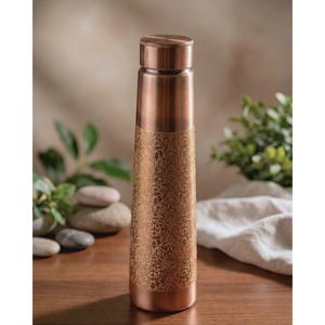 Bouteilles en cuivre gravées au design élégant, parfaites pour la maison, l'accueil des invités et le service, bouteille d'eau décorative d'Inde - Product Image 1