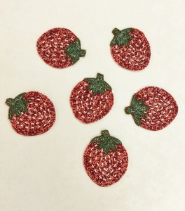 Ensemble de 6 dessous-de-verre en perles faites à la main, motif fraise, décoration de table par Whimsy Art Craft - Product Image 1
