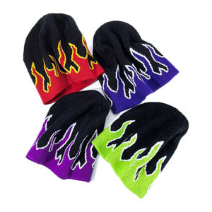 Bonnet en tricot unisexe avec motif flamme brodé sur fond noir et motifs colorés pour un style décontracté et urbain - Product Image 3
