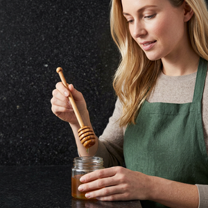 Cuillère et fouet à miel en bois poli miroir Tea Time avec long manche écologique pour servir des pots, par la collection artisanale - Product Image 1