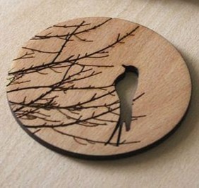 Sous-verre rond en bois avec motif oiseau et branche, style nordique, fait main, pour table - Product Image 1