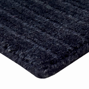 Tapis abstrait bleu marine, noir et ivoire, tapis moderne à rayures verticales pour salon, chambre et intérieurs d'hôtel - Product Image 5