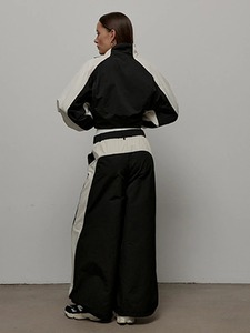 Conjunto Deportivo Personalizado con Logotipo, Chaqueta Corta de Nailon con Cierre y Paneles en Contraste para Mujer, y Pantalones de Nailon - Product Image 3