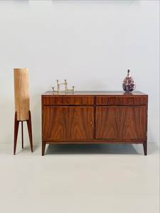 Aparador de Madera de Estilo Moderno de Mediados de Siglo con Dos Cajones Superiores y Almacenamiento Abierto - Product Image 1
