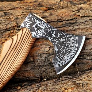 Hacha Vikinga de Acero al Carbono Forjada a Mano, Mango de Madera de Fresno Personalizado OEM, Hacha con Cuchilla Afilada y Funda de Cuero, Hacha para Camping y Bushcraft - Product Image 4