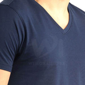 T-shirt col V pour homme, 100 % coton, imprimé sur mesure, coupe ample, matière légère et résistante, idéal pour l'été. - Product Image 5