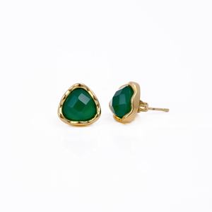 Pendientes de tuerca triangulares de ónix verde de moda para mujer, hecho a mano chapado en oro, piedras preciosas facetadas minimalistas, proveedor de joyería al por mayor - Product Image 1