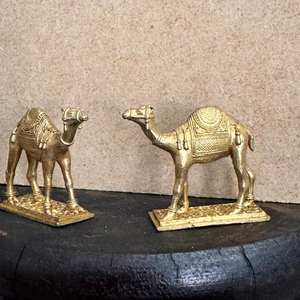Ornement central en laiton finition or en forme de chameau pour la décoration royale de la maison, le bureau, la réception et la vitrine - Product Image 1