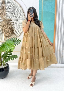 Robe midi élégante pour l'été, ornée de cœurs partout sur le devant, avec une ligne de décolleté qui sublime la silhouette. - Product Image 1