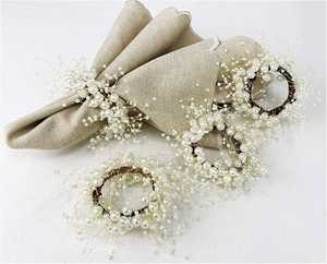 Anneaux de serviette modernes ronds en perles et métal, écologiques et durables, avec serviette beige pour la décoration de table de mariage - Product Image 1
