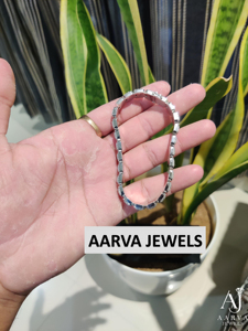 Bracelet jonc pour femme en argent sterling 925 plaqué rhodium, serti de moissanite taille émeraude en forme de cœur, maille cubaine, bijou cadeau - Product Image 3