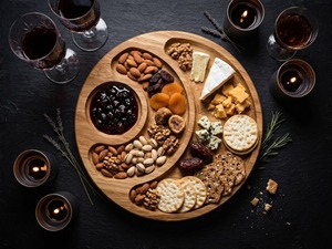 Plateau rond en bois unique, idéal pour la présentation de salades, de fruits secs et pour la présentation de plats de style café. - Product Image 4