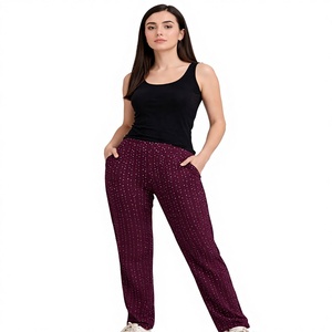 กางเกงวอร์มผู้หญิงลายจุดสีเบอร์กันดีสุดเก๋ ผลิตจากผ้าเนื้อนุ่ม ระบายอากาศได้ดี น้ำหนักเบา ให้ความสบายเหนือระดับ - Product Image 1