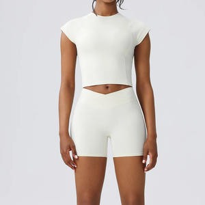 Ensemble de yoga 2 pièces, haut court taille haute et short, couleur unie, col rond, manches courtes, vêtements de sport pour femmes - Product Image 3