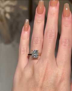 Bague de fiançailles pour femme avec diamant de laboratoire taille coussin allongé de 4,00 carats |   Bague de mariage solitaire halo caché en or pour anniversaire - Product Image 1