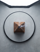Porte-encens artisanal en bois de manguier, design pyramidal à découpe diamantée, encensoir, cadeau d'aromathérapie