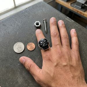 Anillo Clásico de Plata de Ley 925 con Calavera de Ónix Negro Tallada a Mano y Engaste de Bisel - Product Image 6