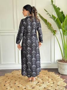 Ensemble trois pièces haut de gamme pour femme en pur coton imprimé, tissu Chanderi, moderne et élégant, idéal pour les fêtes estivales et la protection solaire - Product Image 2