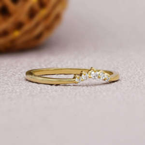 Banda de boda de oro amarillo sólido de 14 quilates para mujer, estilo minimalista de cinco piedras con moissanita cortada, diseño curvo, regalo de boda perfecto - Product Image 2