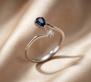 Bague ouverte en argent 925 avec moissanite bleue taille poire et tige de contour, cadeau idéal pour anniversaires, vœux et fêtes entre amis - Product Image 2