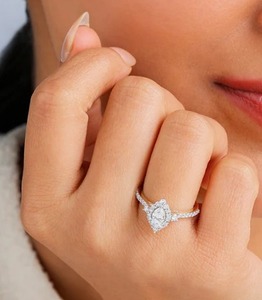 Bague de fiançailles en or jaune 14 carats avec diamant de laboratoire taille marquise de 1,00 carat, halo floral pavé - Product Image 1