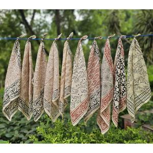 Pañuelo de algodón indio con estampado Bagru, bandana floral para mujer, hecho a mano, estilo bohemio, para la cabeza y el cuello. - Product Image 6