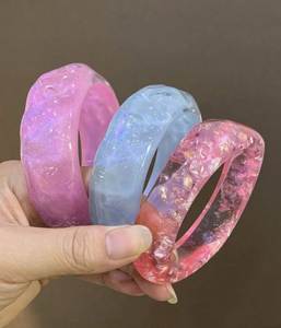 Brazalete de Resina Hecho a Mano de Primera Calidad con Diseño Artístico Moderno para el Uso Diario - Product Image 1