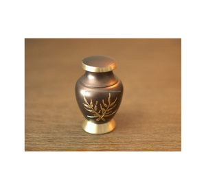 Pequeñas urnas de recuerdo de latón asequibles para cenizas adecuadas para la exhibición conmemorativa personal en hogares modernos - Product Image 1