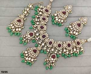 ชุดสร้อยคอแบบอินเดีย Kundan Polki พร้อมต่างหูแบบ Chandelier ชุบทองโบราณ และเครื่องประดับ Mang Tika สำหรับงานแต่งงานแบบชาติพันธุ์ - Product Image 6