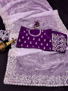 ชุดส่าหรีผ้าออร์แกนซ่าสีลาเวนเดอร์สุดพิเศษ พร้อมงานปักดิ้นเงินและขอบลูกไม้ประดับเลื่อม พร้อมเสื้อดีไซเนอร์สำหรับงานแต่งงานและงานเลี้ยง - Product Image 5