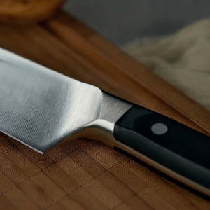 Couteaux Santoku noirs à trois rivets avec lame ovale alvéolée argentée et talon en acier pour trancher les aliments, couper les légumes en dés et hacher - Product Image 6