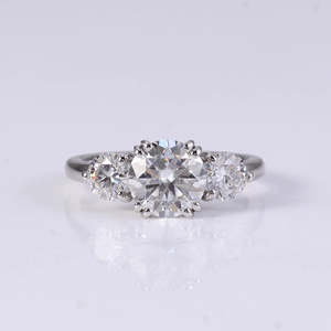 Elegante Anillo de Compromiso y Boda Clásico con Tres Piedras de Moissanita, Plata de Ley 925, Corte Brillante, Bisel Plateado de Lujo - Product Image 2