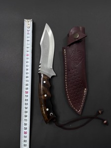 Couteau de chasse et de survie Bowie à lame fixe, fait main, en acier Damas, à pointe clip, à bord biseauté, avec manche en bois et en acier - Product Image 4
