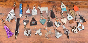 Nouveaux cadeaux promotionnels porte-clés en cuir de vachette cousu porte-clés en métal porte-clés en cuir véritable forme Unique porte-clés en cuir - Product Image 6