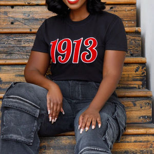 Camiseta Negra 1913 DST con Bordado Chenille y Botones, Ecológica, de Algodón Premium, para Hermandades Griegas, Estilo Casual Delta Pride - Product Image 5