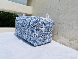 Sac bandoulière matelassé en coton imprimé à la main avec fermeture éclair, motif floral tendance, sac banane - Product Image 4