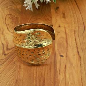 Bracelet manchette en laiton texturé, large, ouvert et réglable, martelé, style statement, vente en gros - Product Image 3