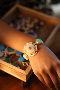 Pulsera Artesanal de Latón y Aleación de Zinc con Imitación de Perlas y Druzy Solar Tallado para Mujer, Estilo Étnico para Fiesta - Product Image 2